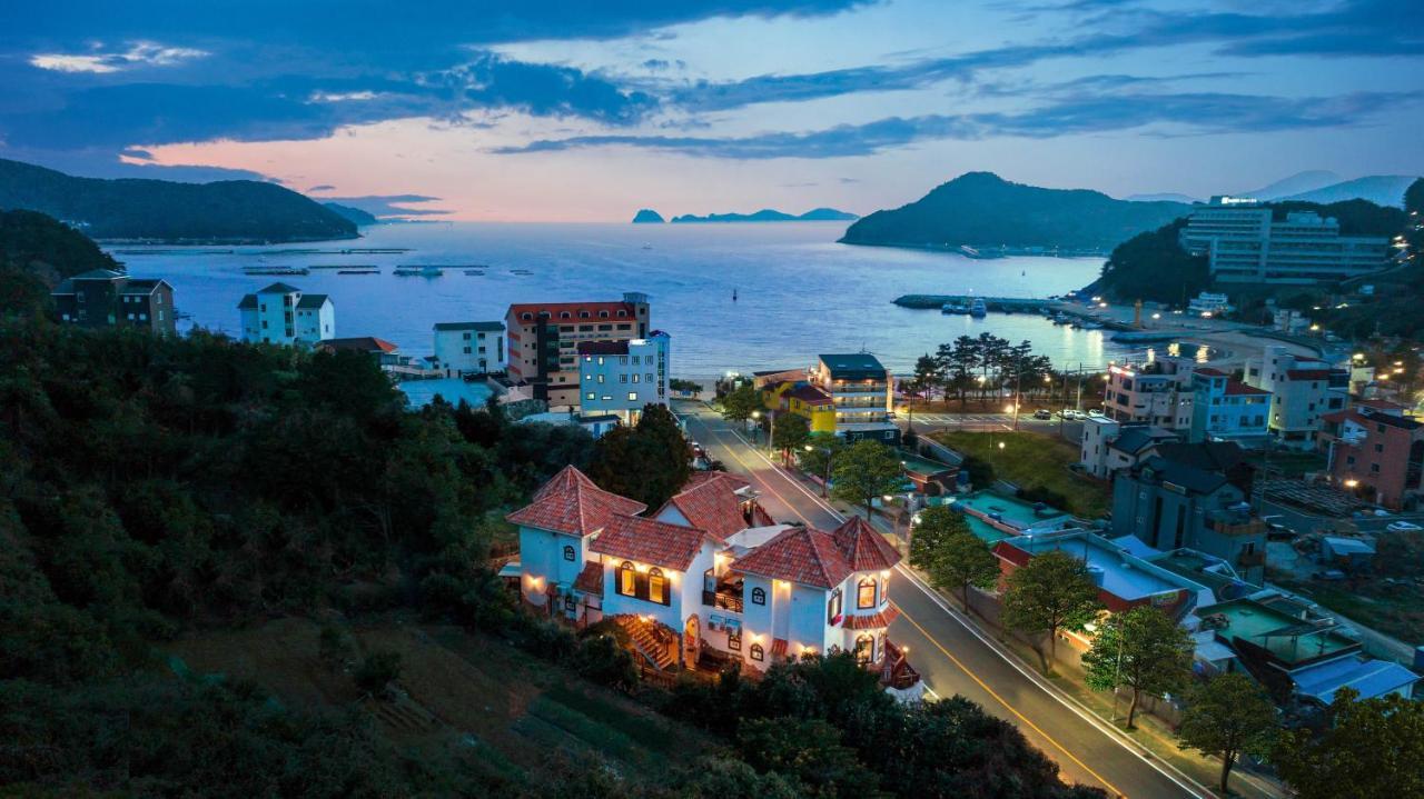 Red Praha Pension Geoje Εξωτερικό φωτογραφία