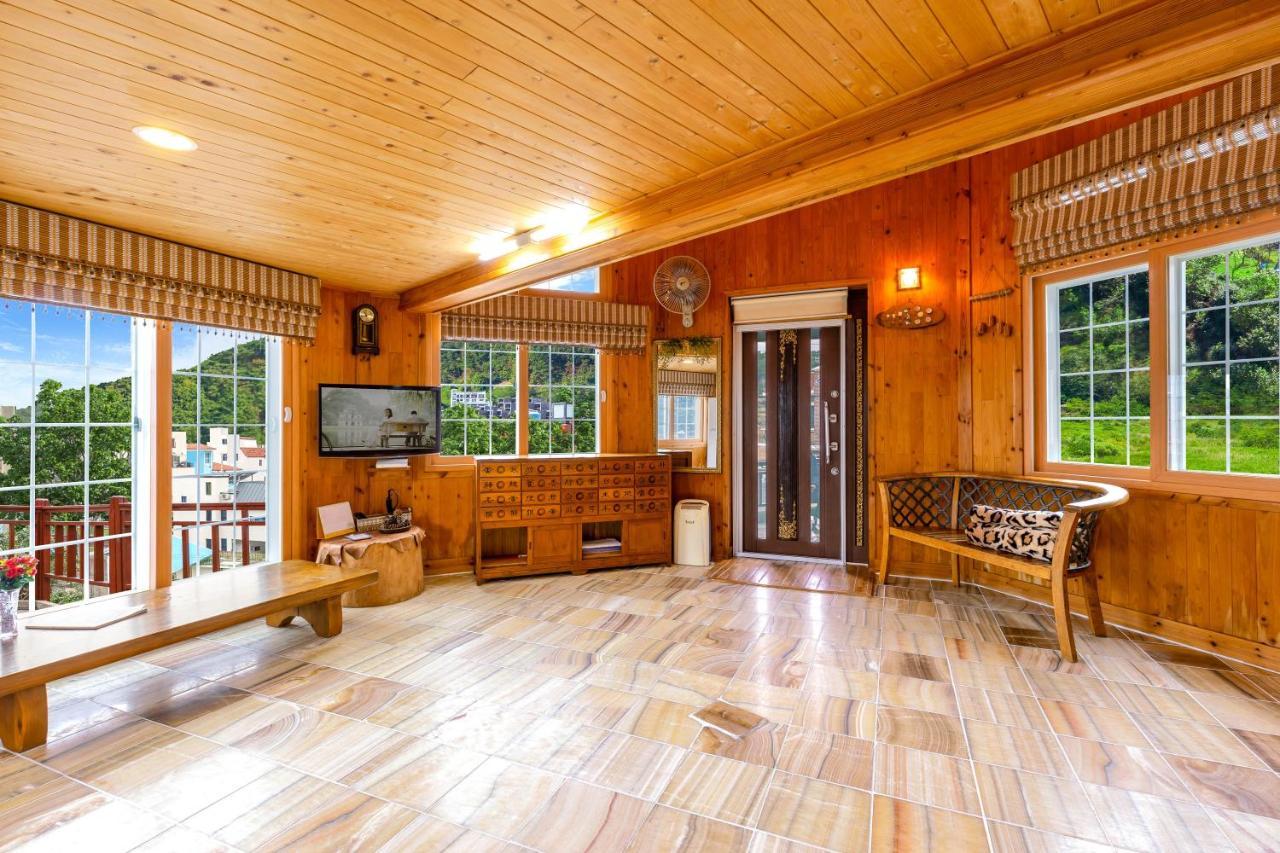 Red Praha Pension Geoje Εξωτερικό φωτογραφία
